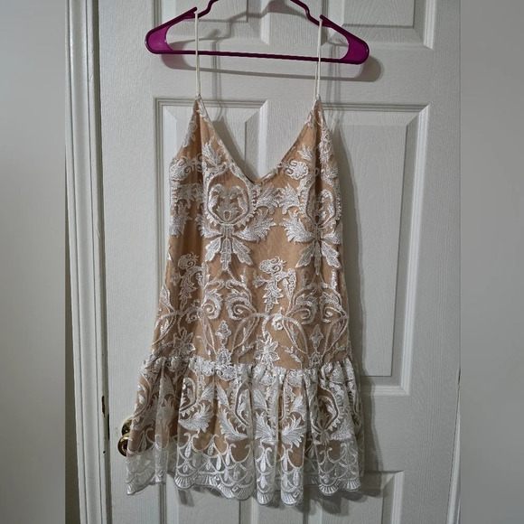 Charlotte Russe Nude & White Embroidered Lace Ruffle Hem Mini Dress, V-Neck, EUC - Picture 1 of 10